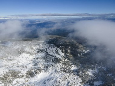 Bulgaristan 'ın Polezhan ve Bezbog Tepeleri yakınlarındaki Pirin Dağı' nın İnanılmaz Hava Kış Manzarası