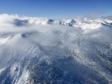 Bulgaristan 'ın Polezhan ve Bezbog Tepeleri yakınlarındaki Pirin Dağı' nın İnanılmaz Hava Kış Manzarası