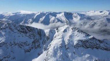 Bulgaristan 'ın Musala zirvesi yakınlarındaki Rila Dağı' nın şaşırtıcı hava kışı manzarası