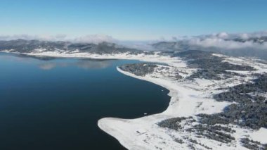 Bulgaristan 'ın Pazardzhik bölgesindeki Batak Baraj Havzası kış manzarası