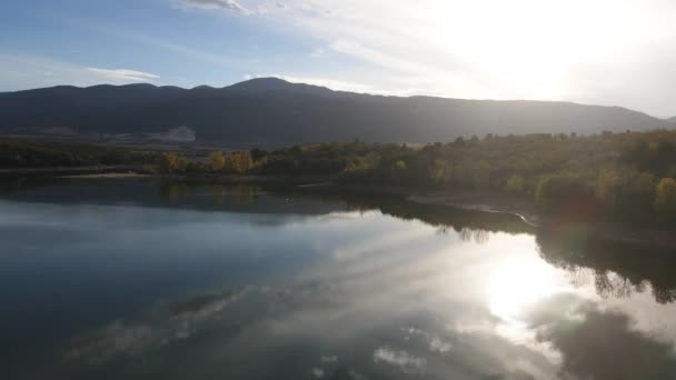 エセノヴァグラードの町近くにあるフォーティスプリングス貯水池の空中秋の景色 プローヴィド地域 ブルガリア — ストック動画