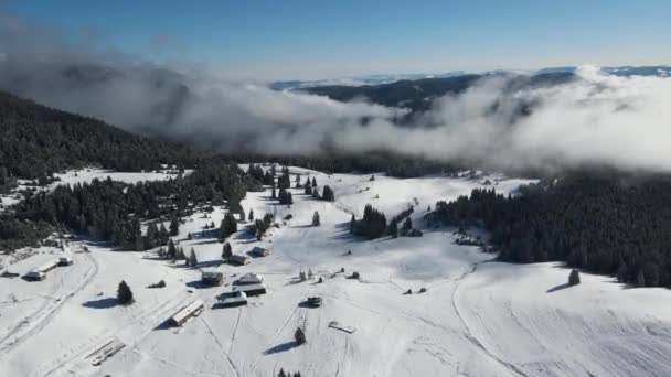 ブルガリア ベルメケンダム近くのリラ山の素晴らしい航空冬の景色 — ストック動画