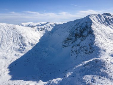 Bulgaristan 'ın Musala zirvesi yakınlarındaki Rila Dağı' nın şaşırtıcı hava kışı manzarası