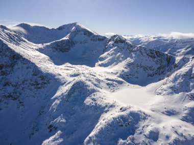 Bulgaristan 'ın Musala zirvesi yakınlarındaki Rila Dağı' nın şaşırtıcı hava kışı manzarası