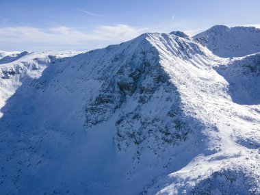 Bulgaristan 'ın Musala zirvesi yakınlarındaki Rila Dağı' nın şaşırtıcı hava kışı manzarası