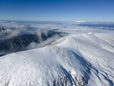 Bulgaristan 'ın Musala zirvesi yakınlarındaki Rila Dağı' nın şaşırtıcı hava kışı manzarası