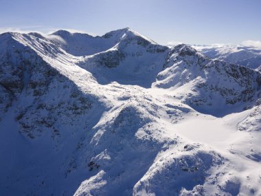 Bulgaristan 'ın Musala zirvesi yakınlarındaki Rila Dağı' nın şaşırtıcı hava kışı manzarası