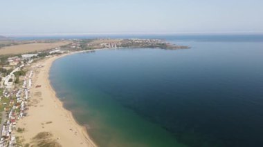 Bulgaristan 'ın Burgaz Bölgesi' nin Sozopol kasabası yakınlarındaki Gradina (Bahçe) plajının havadan manzarası 