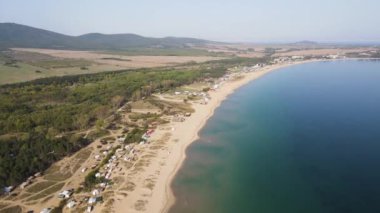 Bulgaristan 'ın Burgaz Bölgesi' nin Sozopol kasabası yakınlarındaki Gradina (Bahçe) plajının havadan manzarası 