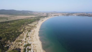 Bulgaristan 'ın Burgaz Bölgesi' nin Sozopol kasabası yakınlarındaki Gradina (Bahçe) plajının havadan manzarası 