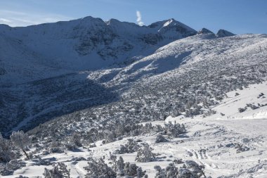 Bulgaristan 'ın Musala zirvesi yakınlarındaki Rila Dağı' nın şaşırtıcı kış manzarası