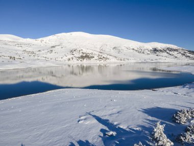 Bulgaristan 'ın Rila dağındaki Belmeken Barajı' nın şaşırtıcı kış manzarası