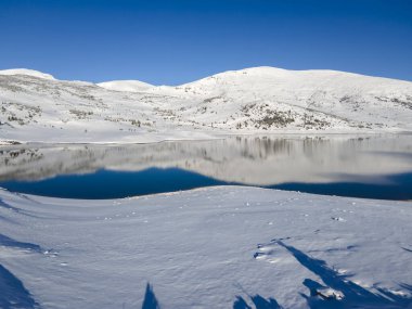 Bulgaristan 'ın Rila dağındaki Belmeken Barajı' nın şaşırtıcı kış manzarası
