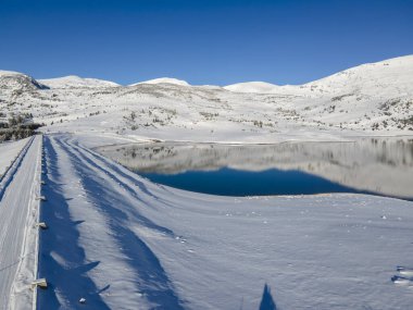 Bulgaristan 'ın Rila dağındaki Belmeken Barajı' nın şaşırtıcı kış manzarası