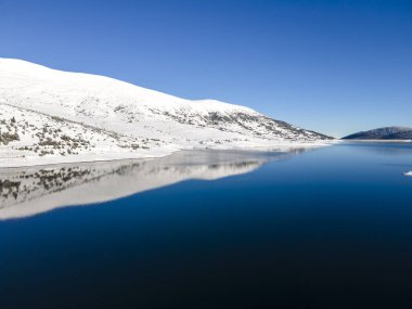 Bulgaristan 'ın Rila dağındaki Belmeken Barajı' nın şaşırtıcı kış manzarası