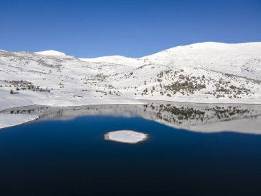 Bulgaristan 'ın Rila dağındaki Belmeken Barajı' nın şaşırtıcı kış manzarası