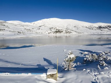 Bulgaristan 'ın Rila dağındaki Belmeken Barajı' nın şaşırtıcı kış manzarası