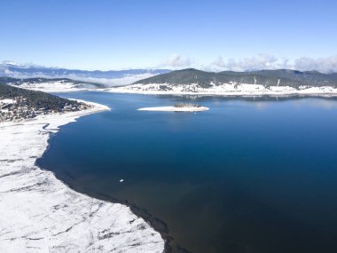 Bulgaristan 'ın Pazardzhik bölgesindeki Batak Baraj Havzası kış manzarası