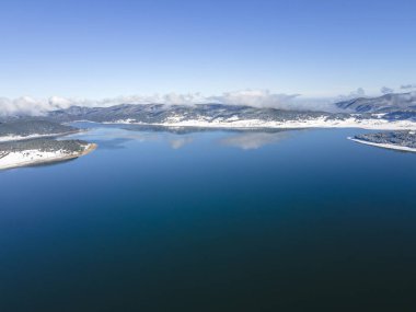 Bulgaristan 'ın Pazardzhik bölgesindeki Batak Baraj Havzası kış manzarası