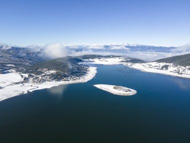 Bulgaristan 'ın Pazardzhik bölgesindeki Batak Baraj Havzası kış manzarası