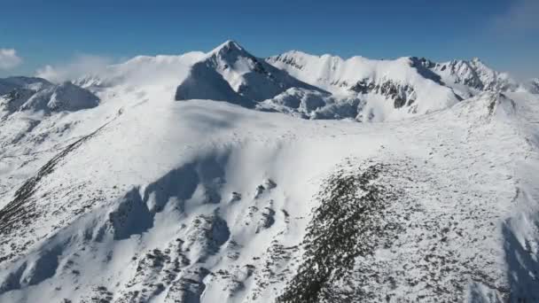 Erstaunliche Luftaufnahme Des Pirin Gebirges Der Nähe Der Gipfel Polezhan — Stockvideo