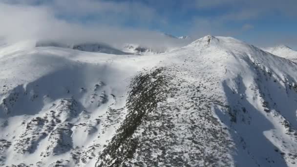 保加利亚Polezhan和Bezbog Peaks附近Pirin山令人惊奇的冬季美景 — 图库视频影像