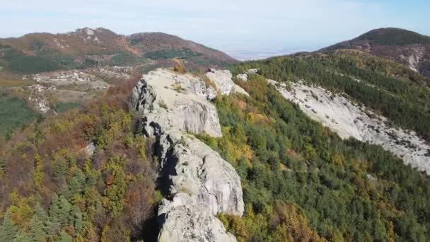ベルリントシュの空中秋景 ブルガリアのロードープ山脈でサバジオ神に捧げられた古代の聖域 — ストック動画