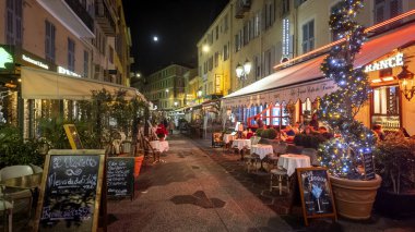 Nazik, FRANCE - 25 Ocak 2024: Nice şehrinin merkezinde yayalar, Provence Alpes-Cote d 'Azur, Fransa