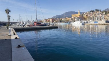 MENTON, FRANCE - 27 Ocak 2024: Menton, Provence Alpes-Cote d 'Azur, Fransa' nın panoramik manzarası