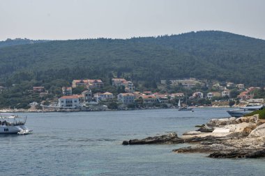 FISKARDO, GREECE - 24 AĞUSTOS 2023: Fiskardo, Cephalonia, İyon Adaları Panoraması, Yunanistan