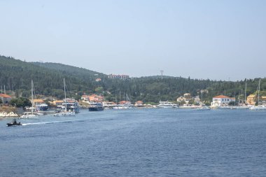 FISKARDO, GREECE - 24 AĞUSTOS 2023: Fiskardo, Cephalonia, İyon Adaları Panoraması, Yunanistan