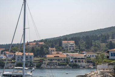 FISKARDO, GREECE - 24 AĞUSTOS 2023: Fiskardo, Cephalonia, İyon Adaları Panoraması, Yunanistan