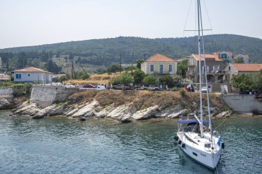 FISKARDO, GREECE - 24 AĞUSTOS 2023: Fiskardo, Cephalonia, İyon Adaları Panoraması, Yunanistan