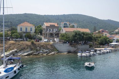 FISKARDO, GREECE - 24 AĞUSTOS 2023: Fiskardo, Cephalonia, İyon Adaları Panoraması, Yunanistan