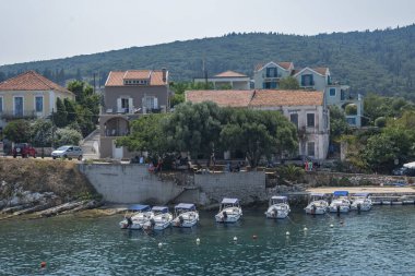 FISKARDO, GREECE - 24 AĞUSTOS 2023: Fiskardo, Cephalonia, İyon Adaları Panoraması, Yunanistan