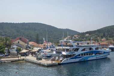 FISKARDO, GREECE - 24 AĞUSTOS 2023: Fiskardo, Cephalonia, İyon Adaları Panoraması, Yunanistan