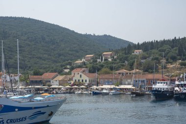 FISKARDO, GREECE - 24 AĞUSTOS 2023: Fiskardo, Cephalonia, İyon Adaları Panoraması, Yunanistan