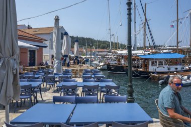 FISKARDO, GREECE - 24 AĞUSTOS 2023: Fiskardo, Cephalonia, İyon Adaları Panoraması, Yunanistan