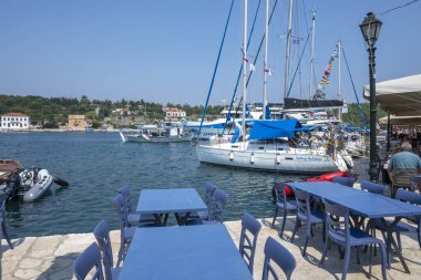 FISKARDO, GREECE - 24 AĞUSTOS 2023: Fiskardo, Cephalonia, İyon Adaları Panoraması, Yunanistan