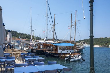 FISKARDO, GREECE - 24 AĞUSTOS 2023: Fiskardo, Cephalonia, İyon Adaları Panoraması, Yunanistan