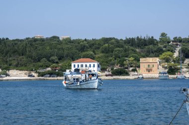 FISKARDO, GREECE - 24 AĞUSTOS 2023: Fiskardo, Cephalonia, İyon Adaları Panoraması, Yunanistan