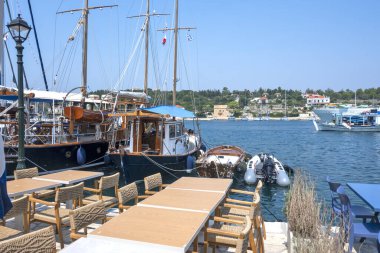 FISKARDO, GREECE - 24 AĞUSTOS 2023: Fiskardo, Cephalonia, İyon Adaları Panoraması, Yunanistan