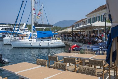 FISKARDO, GREECE - 24 AĞUSTOS 2023: Fiskardo, Cephalonia, İyon Adaları Panoraması, Yunanistan