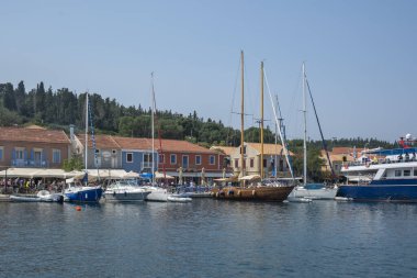 FISKARDO, GREECE - 24 AĞUSTOS 2023: Fiskardo, Cephalonia, İyon Adaları Panoraması, Yunanistan