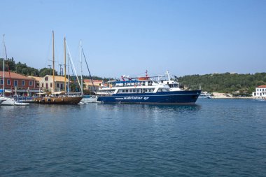 FISKARDO, GREECE - 24 AĞUSTOS 2023: Fiskardo, Cephalonia, İyon Adaları Panoraması, Yunanistan