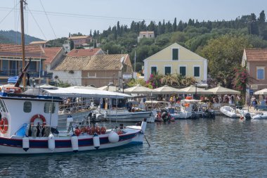FISKARDO, GREECE - 24 AĞUSTOS 2023: Fiskardo, Cephalonia, İyon Adaları Panoraması, Yunanistan