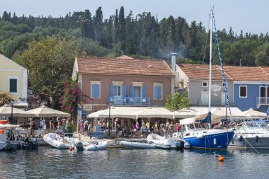 FISKARDO, GREECE - 24 AĞUSTOS 2023: Fiskardo, Cephalonia, İyon Adaları Panoraması, Yunanistan
