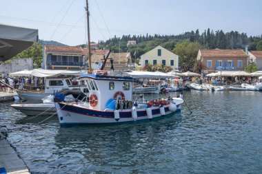 FISKARDO, GREECE - 24 AĞUSTOS 2023: Fiskardo, Cephalonia, İyon Adaları Panoraması, Yunanistan