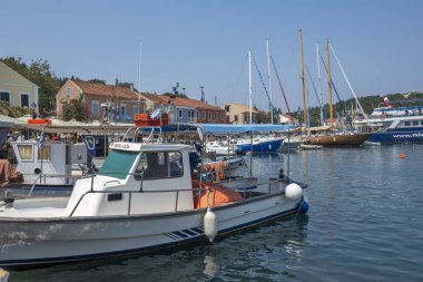 FISKARDO, GREECE - 24 AĞUSTOS 2023: Fiskardo, Cephalonia, İyon Adaları Panoraması, Yunanistan