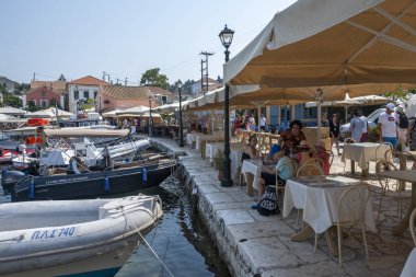 FISKARDO, GREECE - 24 AĞUSTOS 2023: Fiskardo, Cephalonia, İyon Adaları Panoraması, Yunanistan